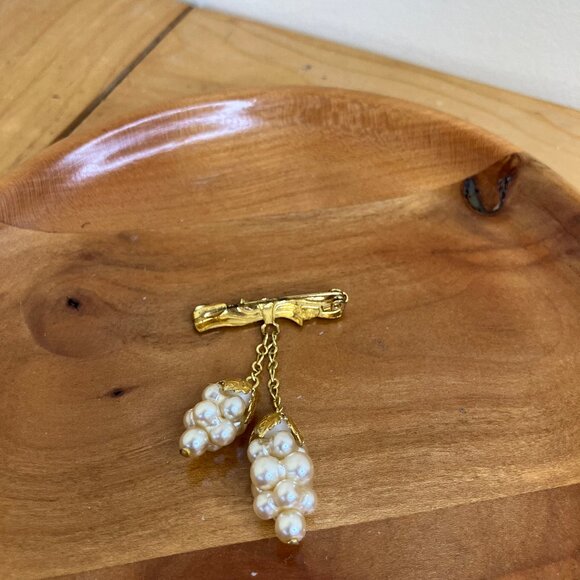 Grape Bunch Gold-tone Brooch Pin Faux Pearl Dangle Charms - Picture 3 of 7